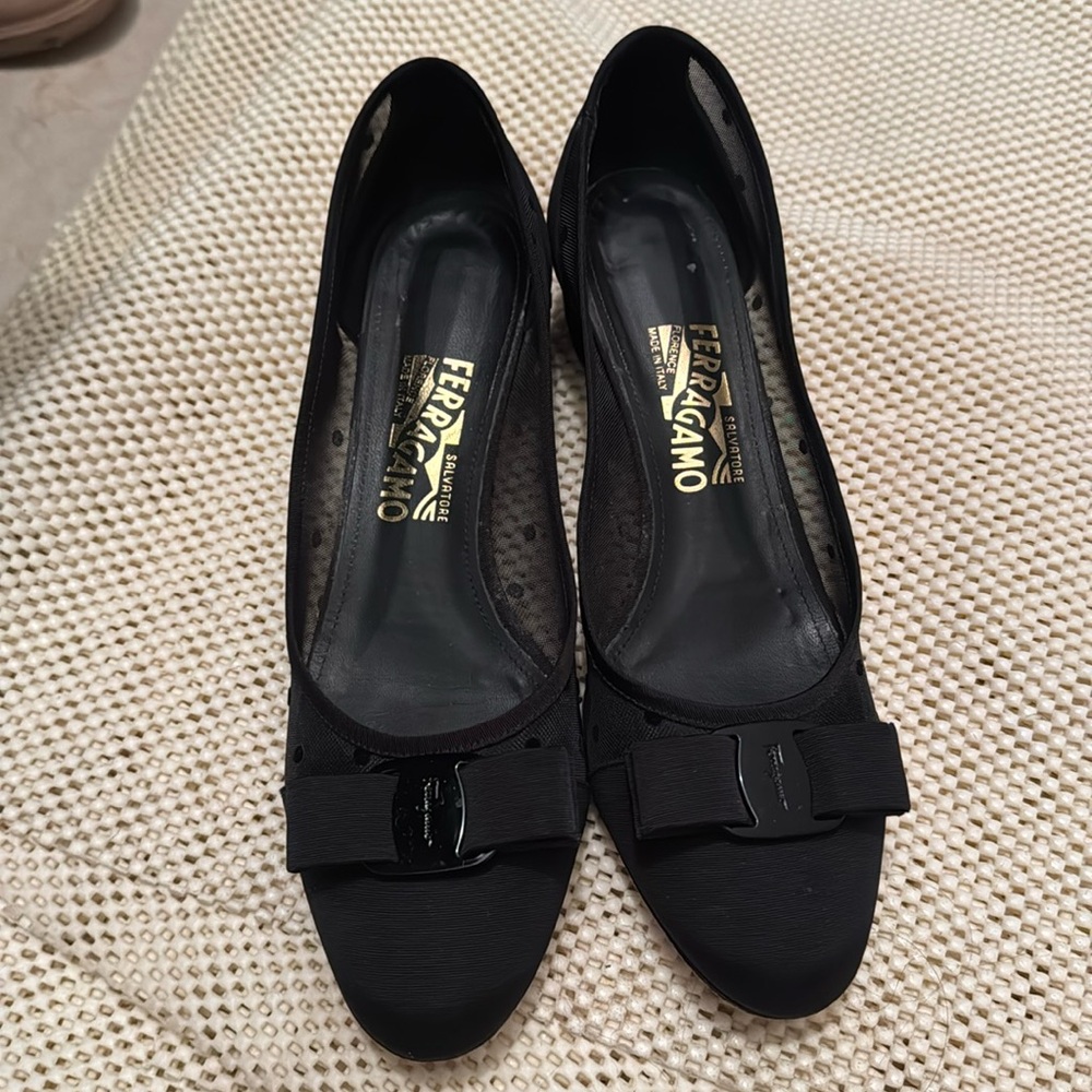 Ferragamo vara pump black with bow accent